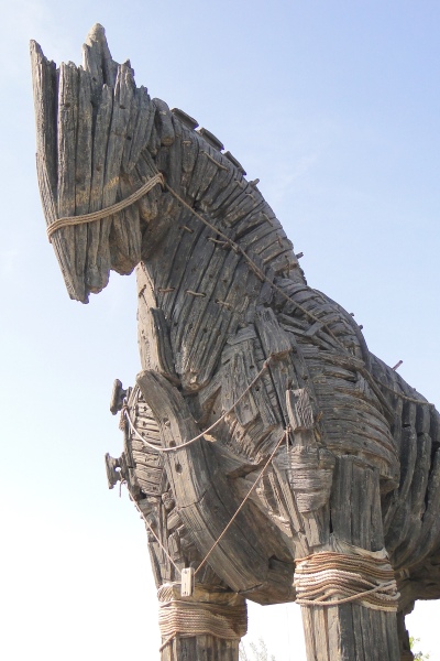 Replica_of_Trojan_Horse_-_Canakkale_Waterfront_-_Dardanelles_-_Turkey_(5747677790) 2